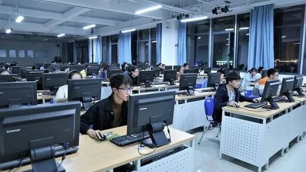 智能信息管理學(xué)院 融合創(chuàng)新，引領(lǐng)數(shù)字化時(shí)代餐飲與旅游管理